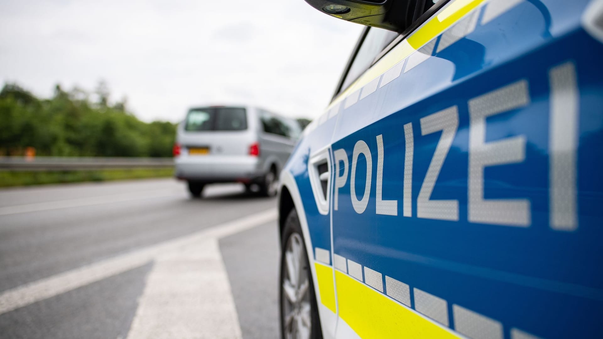 Ein Streifenwagen der Polizei an einer Autobahn (Symbolbild): Die A7 Richtung Hamburg war am Dienstagnachmittag gesperrt.