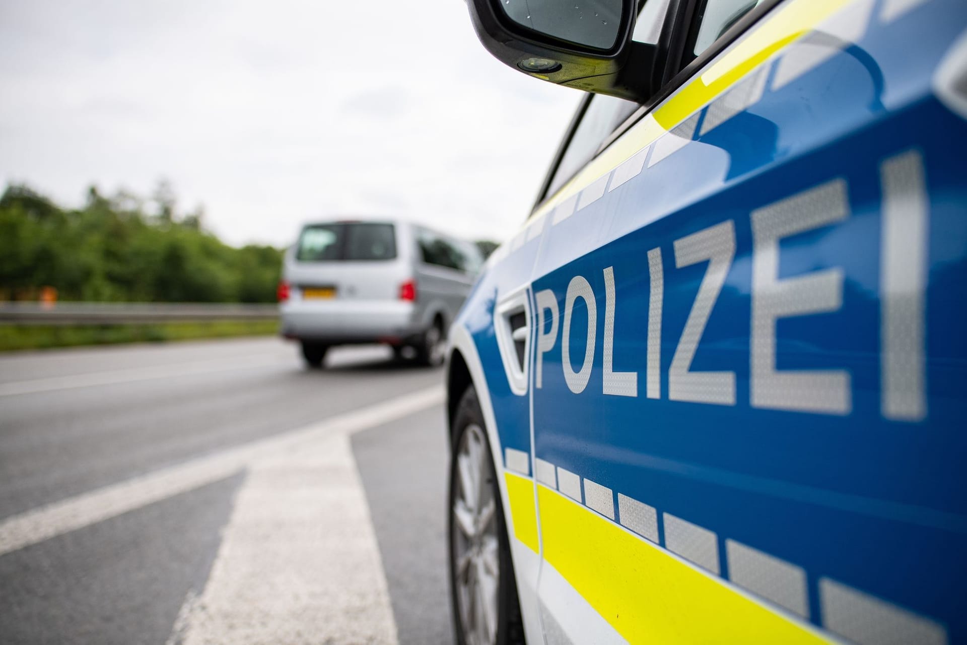 Ein Streifenwagen der Polizei an einer Autobahn (Symbolbild): Die A7 Richtung Hamburg war am Dienstagnachmittag gesperrt.