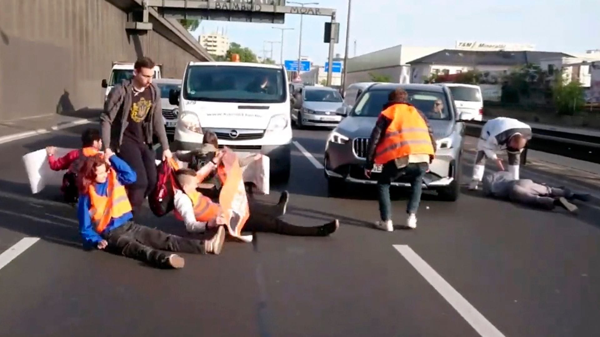 Klimaaktivisten auf der A100 in Berlin