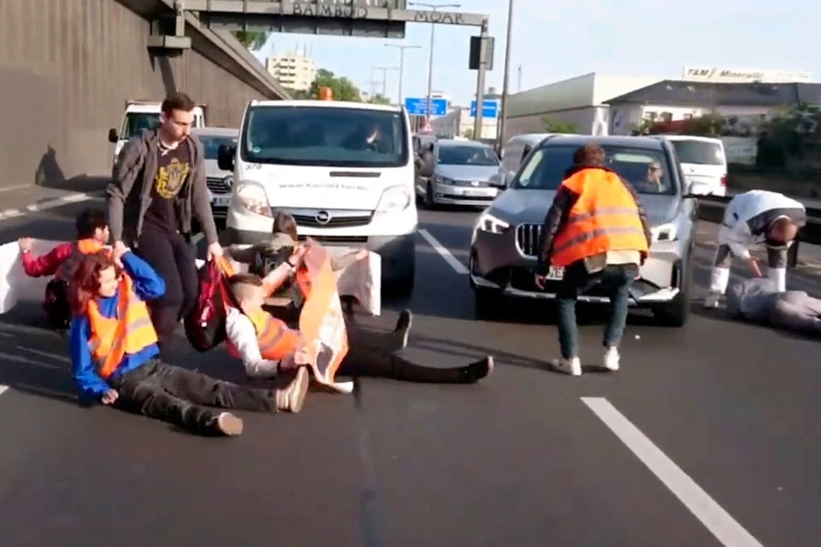 Klimaaktivisten auf der A100 in Berlin