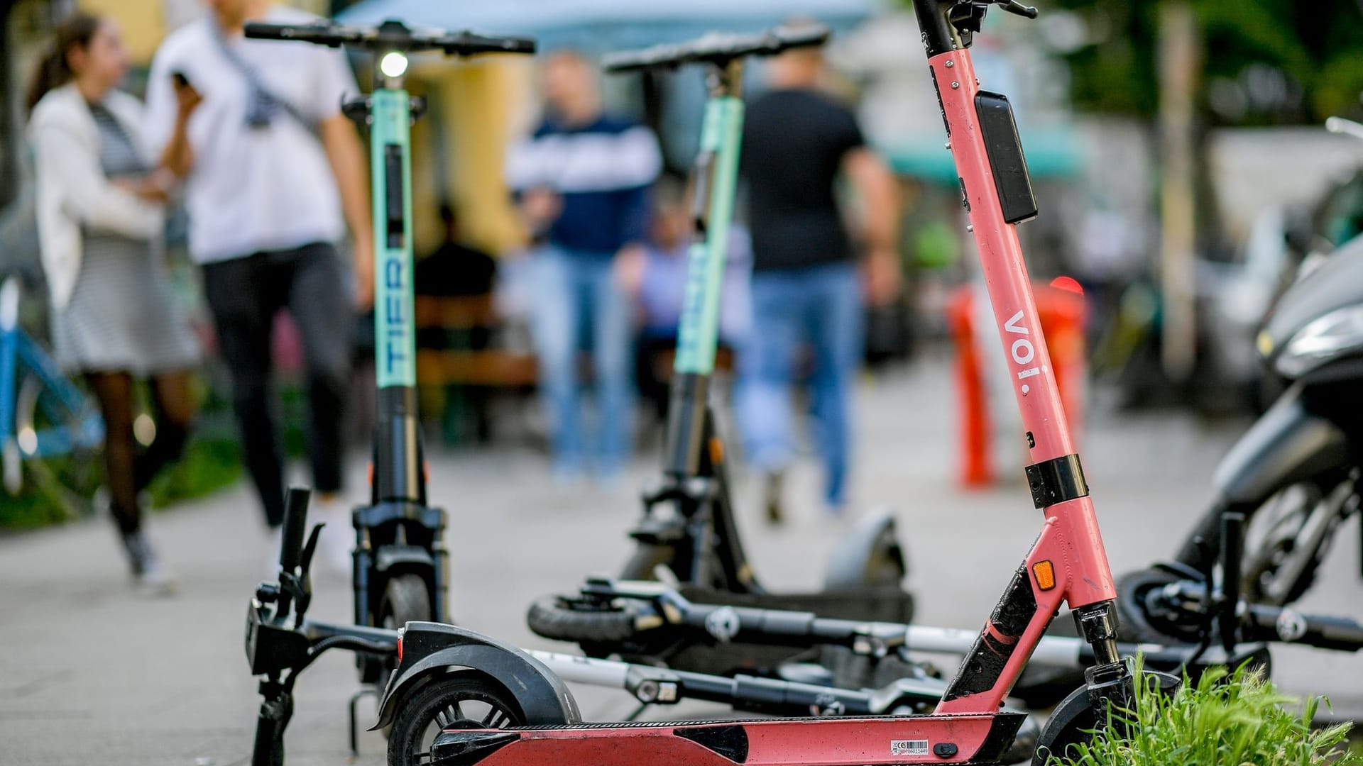 E-Scooter stehen auf einem Gehweg (Symbolbild): Zwei Menschen starben 2022 bei Unfällen mit E-Scootern in Niedersachsen.