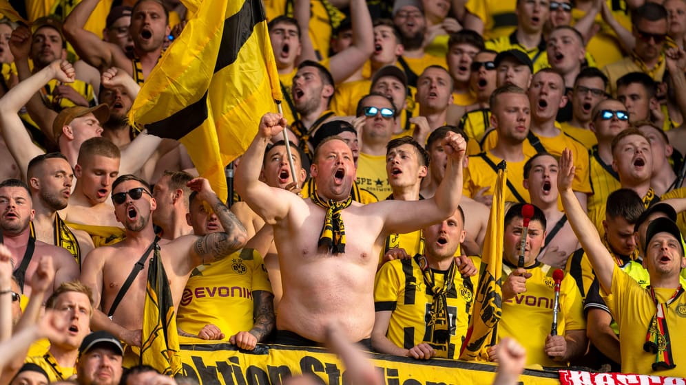 BVB-Fans (Symbolbild): Die Anhänger des Revierklubs können es offenbar kaum erwarten, ins Stadion zu kommen.