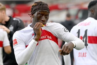Stuttgarts Tanguy Coulibaly küsst das Vereinswappen: Der VfB könnte in eine irre Konstellation rutschen.