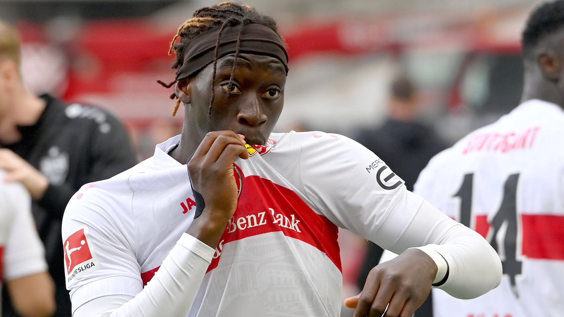 Stuttgarts Tanguy Coulibaly küsst das Vereinswappen: Der VfB könnte in eine irre Konstellation rutschen.