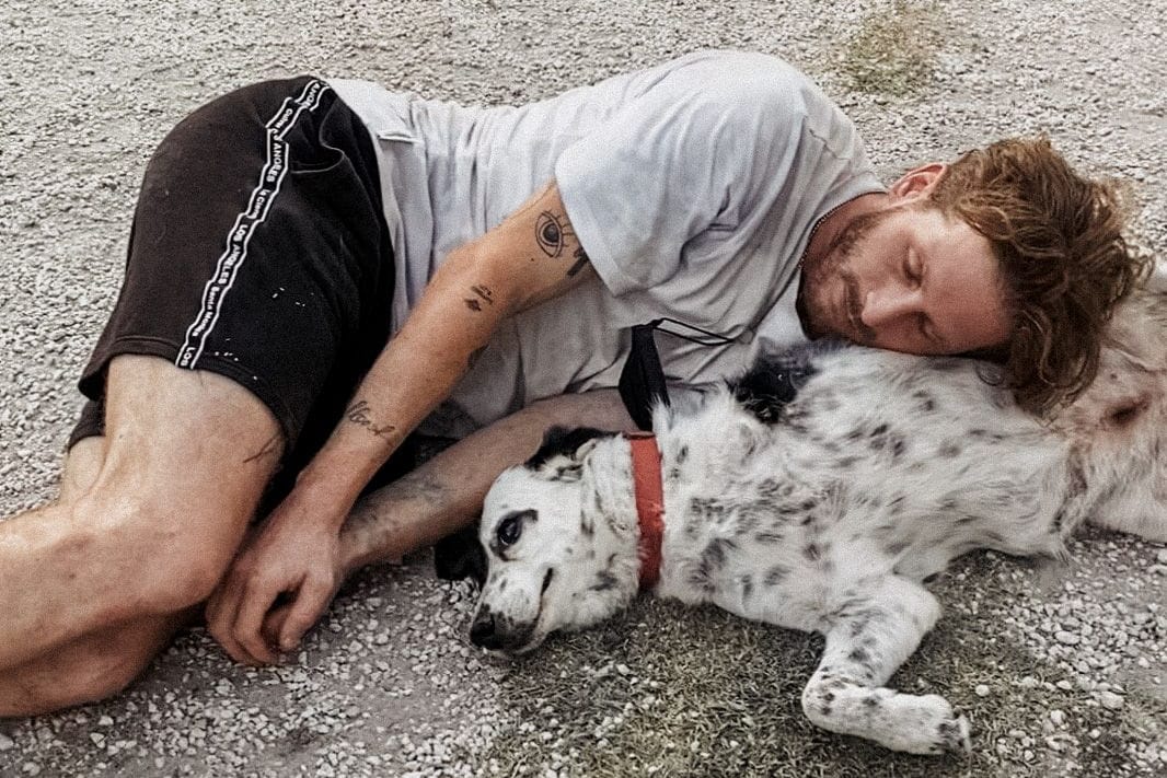 Malte Zierden kuschelt mit einem Hund: Schon als Kind habe er eine enge Verbindung zu Tieren aufgebaut.