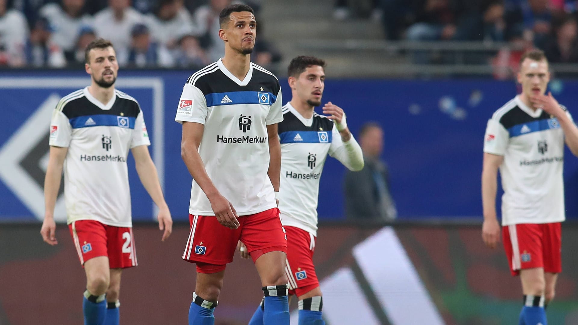 Frust: Robert Glatzel (M.) und seine HSV-Teamkollegen nach dem Unentschieden gegen Paderborn.