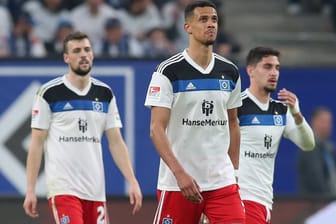 Frust: Robert Glatzel (M.) und seine HSV-Teamkollegen nach dem Unentschieden gegen Paderborn.