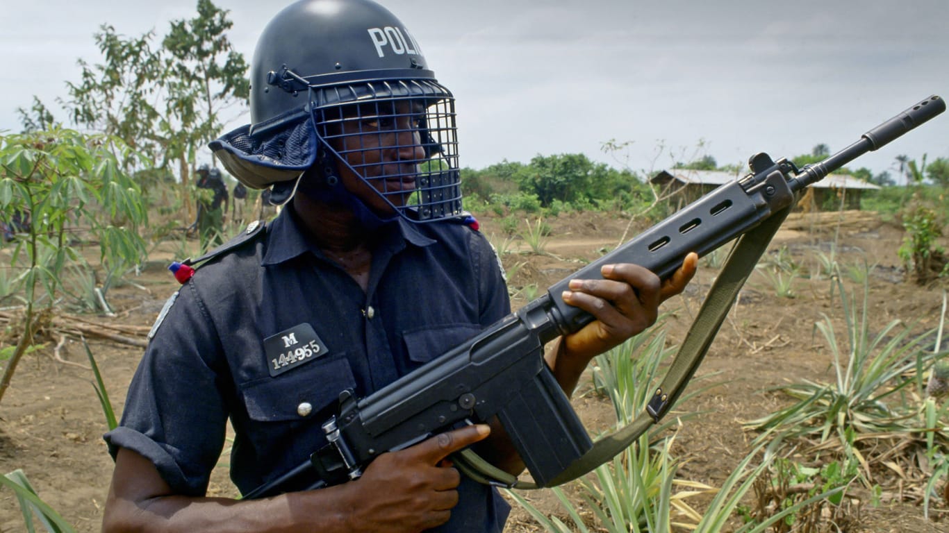Ein bewaffneter Polizist in Nigeria (Archivbild): In dem afrikanischen Land wurde ein US-Konvoi angegriffen.