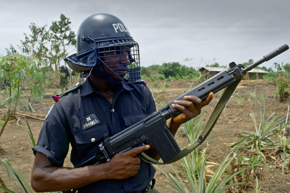 Ein bewaffneter Polizist in Nigeria (Archivbild): In dem afrikanischen Land wurde ein US-Konvoi angegriffen.