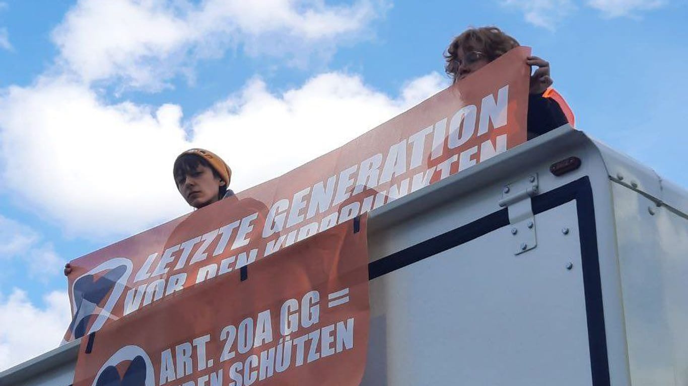 Klimaaktivisten auf dem Dach eines Lkw: Der Schlüssel des Fahrzeugs war nicht aufzufinden.