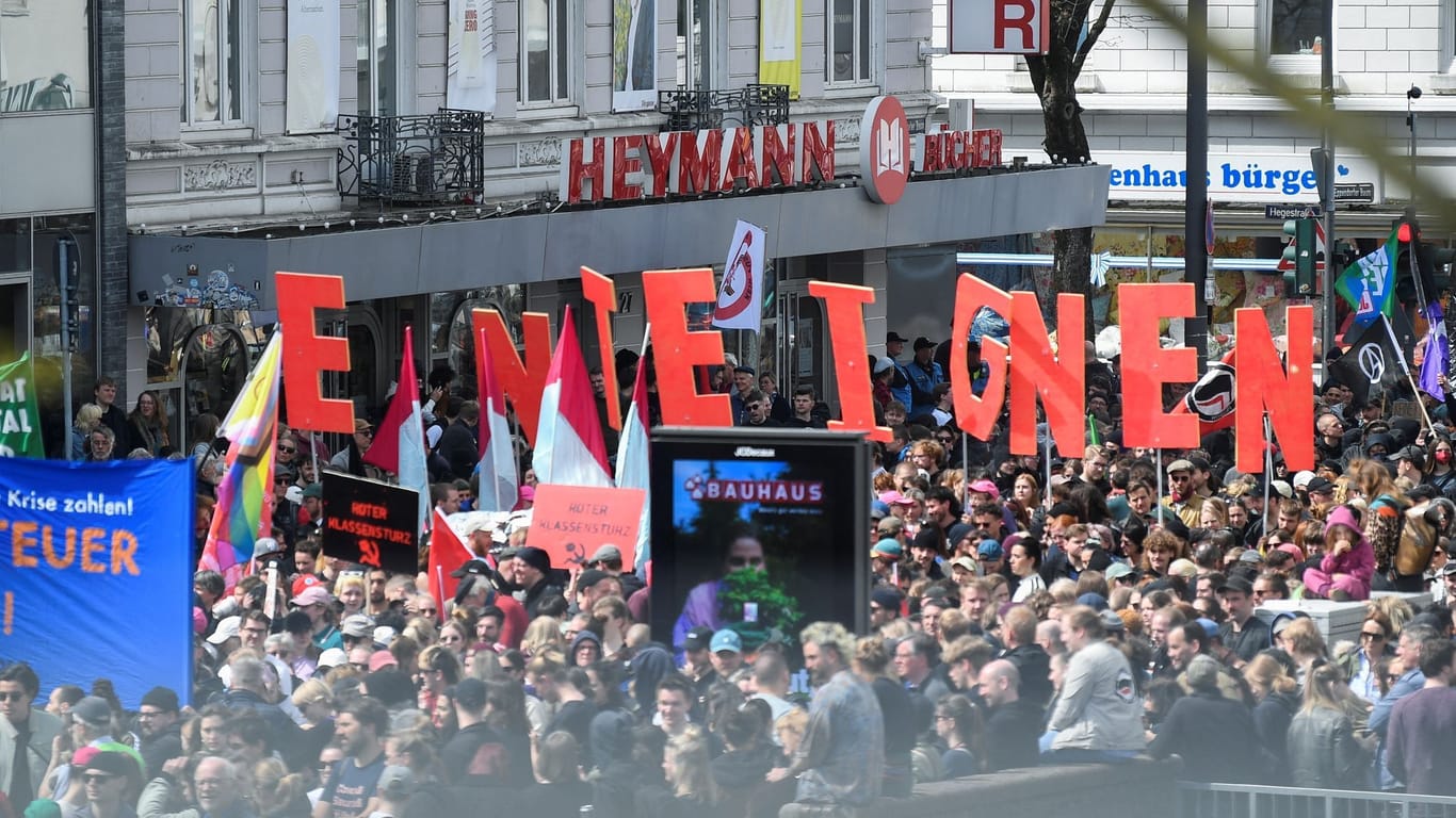 Demo in Hamburg: Unter anderem hatte das Bündnis "Hamburg Enteignet" dem Zug angeschlossen.
