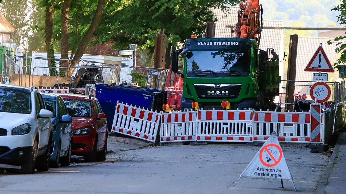 Ein Bagger hatte die Leitung am Nachmittag beschädigt: Entwarnung konnte erst gegeben werden, nachdem ein elf Kilometer langer Abschnitt leer war. Ein Bagger hatte die Leitung am Nachmittag beschädigt: Entwarnung konnte erst gegeben werden, nachdem ein elf Kilometer langer Abschnitt leer war.