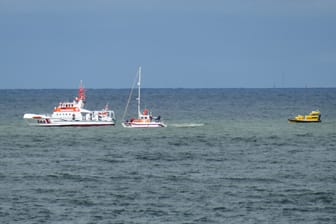 Die Besatzung des Lotsenversetzers „Weser Pilot“ und die Seenotretter eilten einer Segelyacht zu Hilfe, die vor Wangerooge „Wasser im Schiff“ gemeldet hatte.