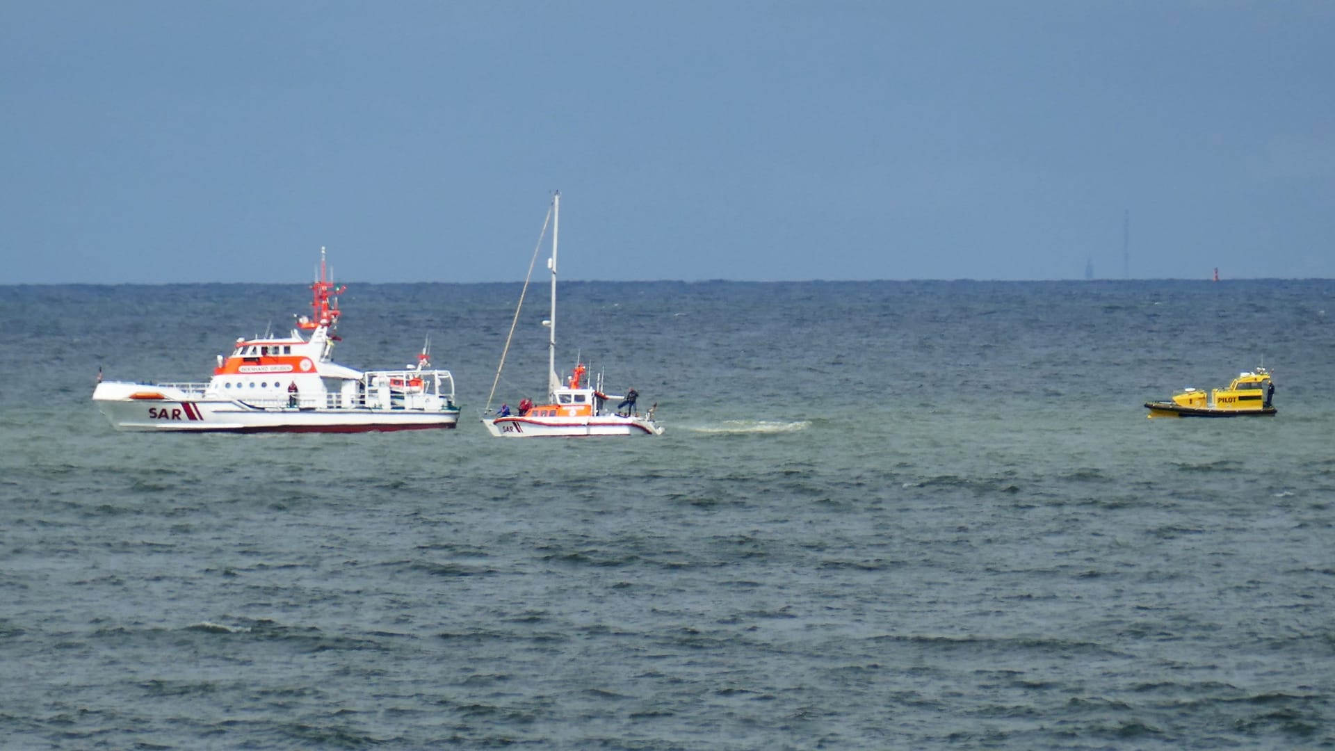 Die Besatzung des Lotsenversetzers „Weser Pilot“ und die Seenotretter eilten einer Segelyacht zu Hilfe, die vor Wangerooge „Wasser im Schiff“ gemeldet hatte.