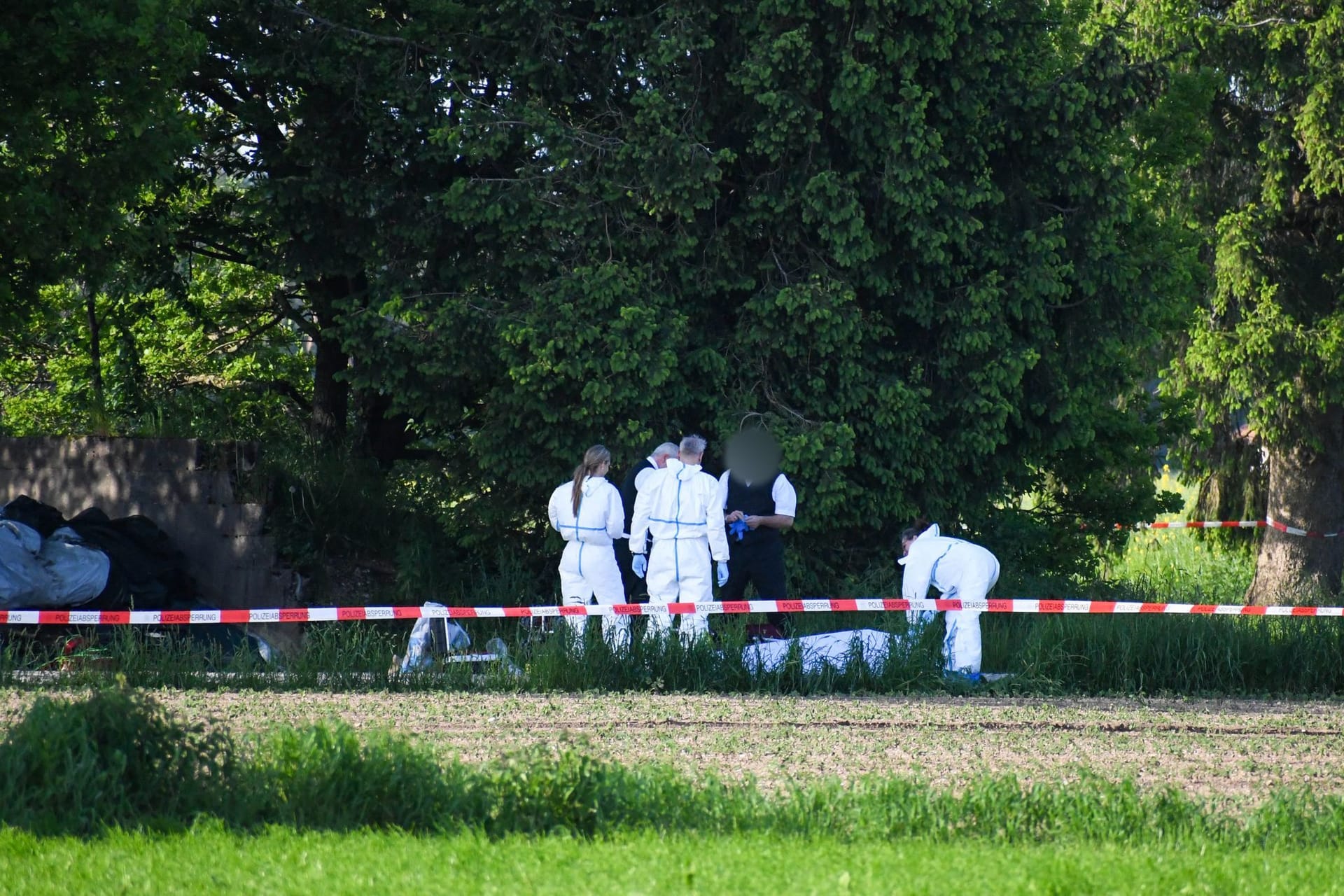 Die Polizei hat den Fundort abgesperrt, die Spurensicherung ist vor Ort: Beide mutmaßlich and er Tat Beteiligten sind tot.