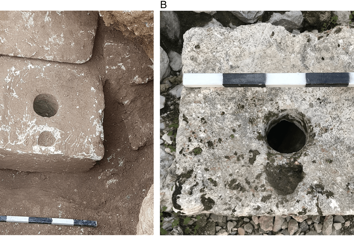 Steinerne Toilettensitze aus Armon ha-Natziv (l.) und dem Haus des Ahiel (r.)