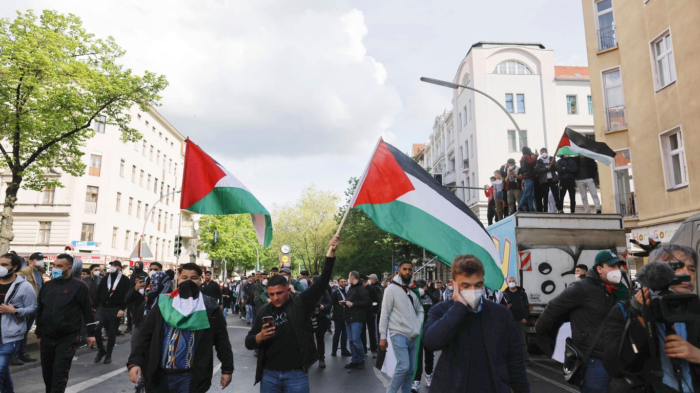 Eine Pro-Palästina-Demo in Neukölln (Archivbild): Die Polizei hat erneut eine Kundgebung verboten.