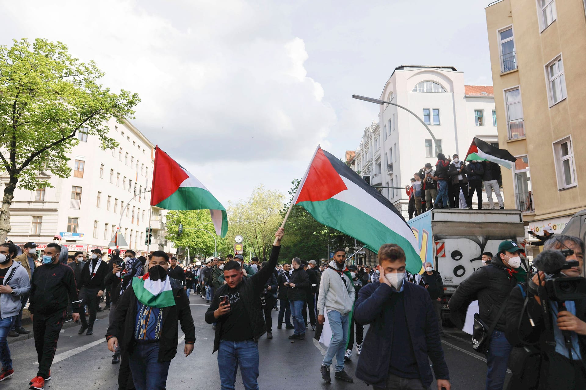 Eine Pro-Palästina-Demo in Neukölln (Archivbild): Die Polizei hat erneut eine Kundgebung verboten.