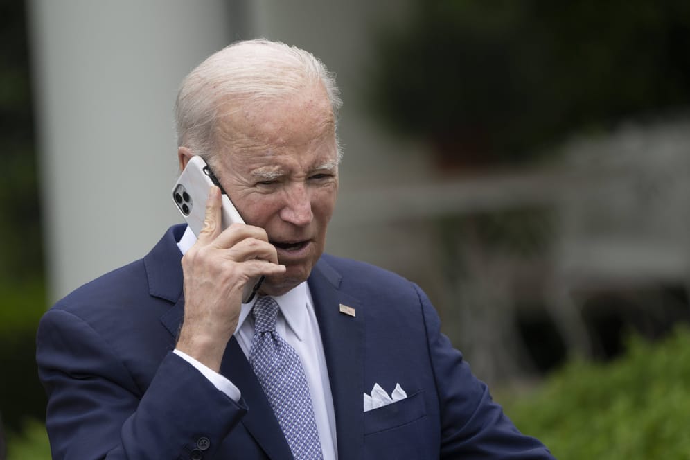 US-Präsident Joe Biden telefoniert im Rosengarten des Weißen Hauses (Archivbild).