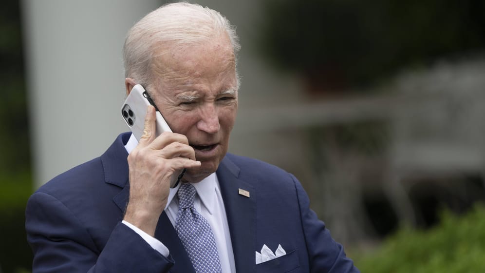 US-Präsident Joe Biden telefoniert im Rosengarten des Weißen Hauses (Archivbild).