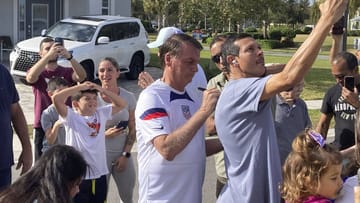 Nach seiner Wahlniederlage im Dezember traf der frühere brasilianische Präsident Jair Bolsonaro seine Fans lieber in Florida.