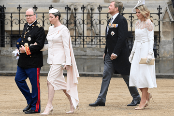 Fürstin Charlène und Königin Máxima kamen in cremefarbenen Outfit.