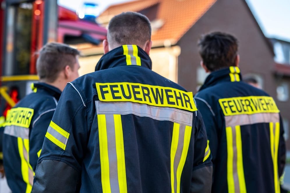 Feuerwehrleute besprechen einen Einsatz (Symbolbild): Ein Mehrfamilienhaus in der Nähe des Brands musste evakuiert werden.
