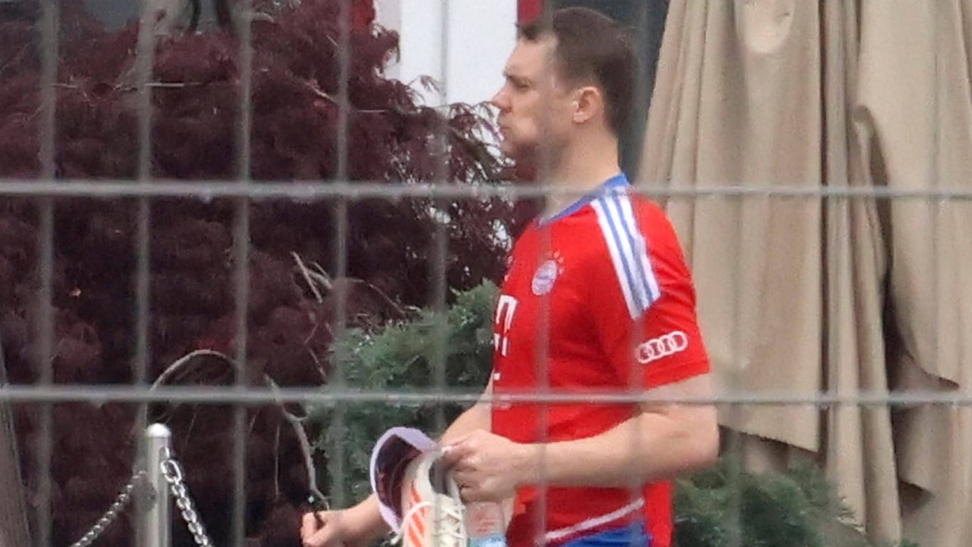 Zurück auf dem Platz: Manuel Neuer auf dem Trainingsgelände des FC Bayern.