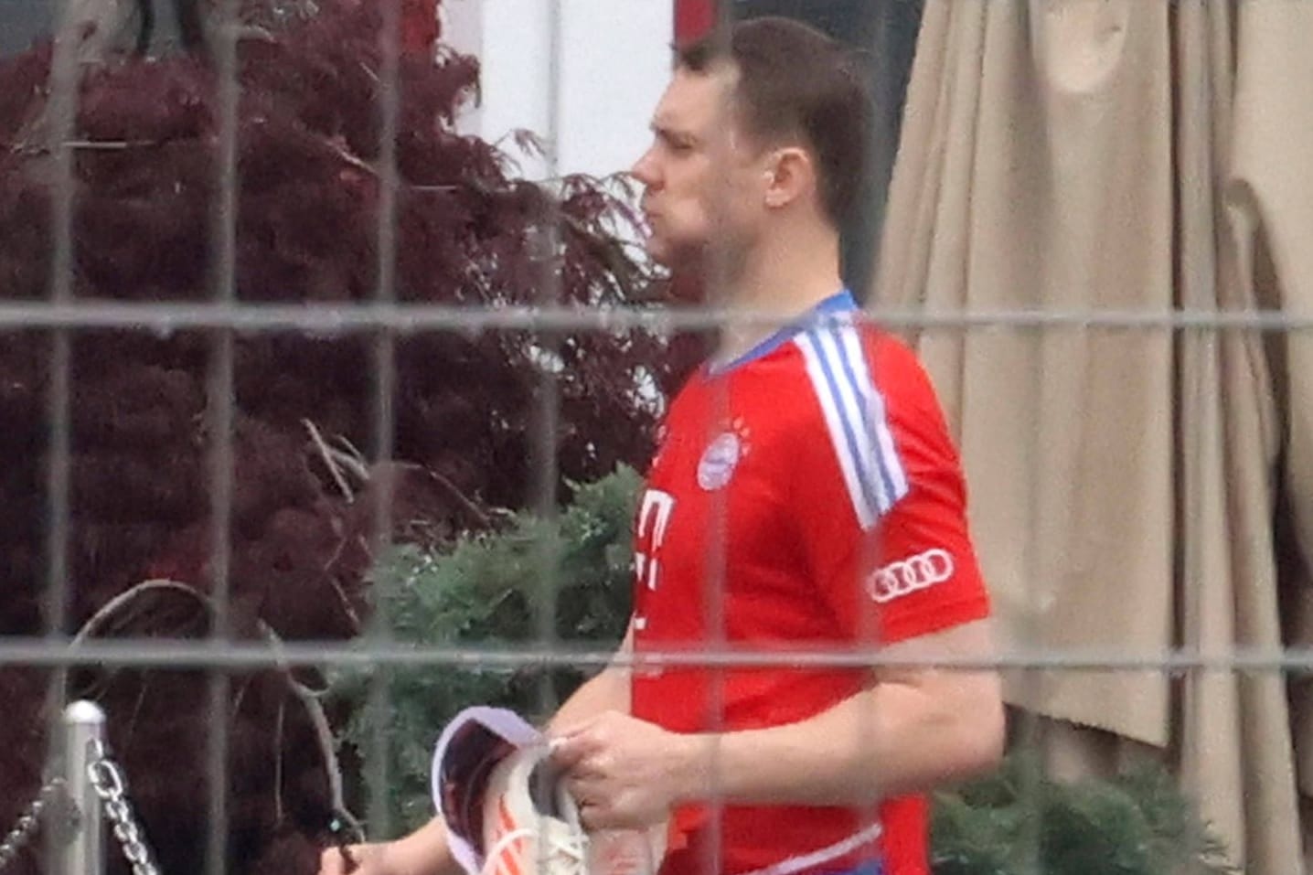 Zurück auf dem Platz: Manuel Neuer auf dem Trainingsgelände des FC Bayern.