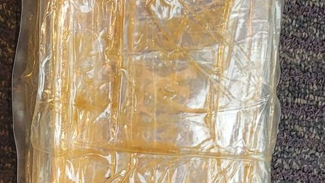 Ein geschmuggelter Kokainblock: Der Zoll fand rund zwei Kilo Kokain in der Mittelkonsole eines Autos.