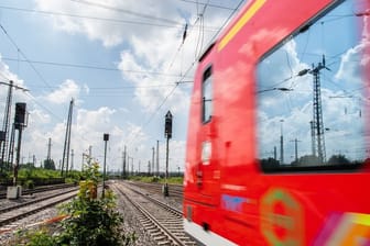 Eine Regionalbahn fährt in Richtung Dortmund (Symbolbild): Wegen Brückenarbeiten kommt es im Raum Hagen zu vermehrten Zugausfällen.