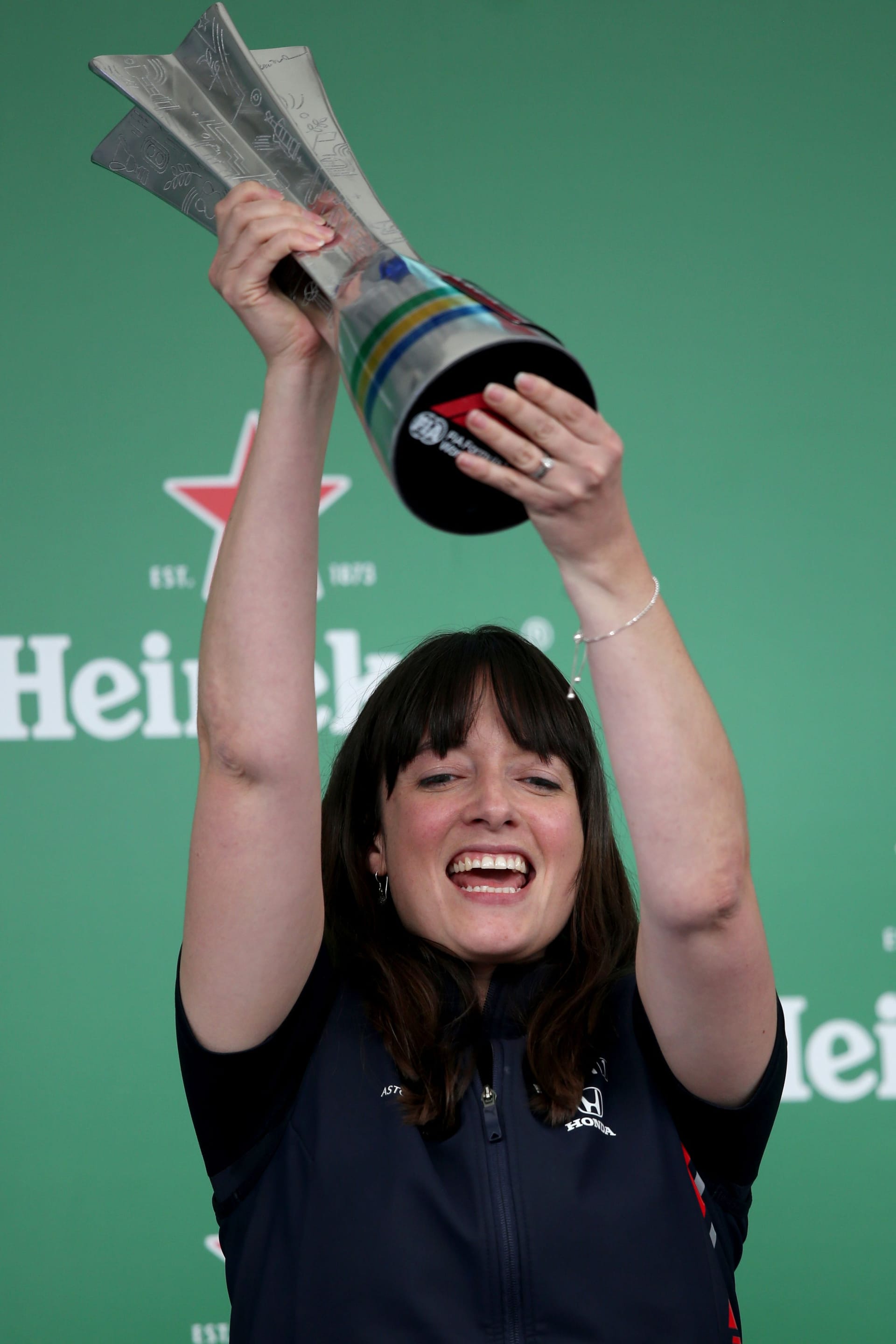 Hannah Schmitz beim Große Preis von Brasilien 2019: Auf dem Podest durfte sie den Pokal für den siegreichen Konstrukteur in die Höhe recken.