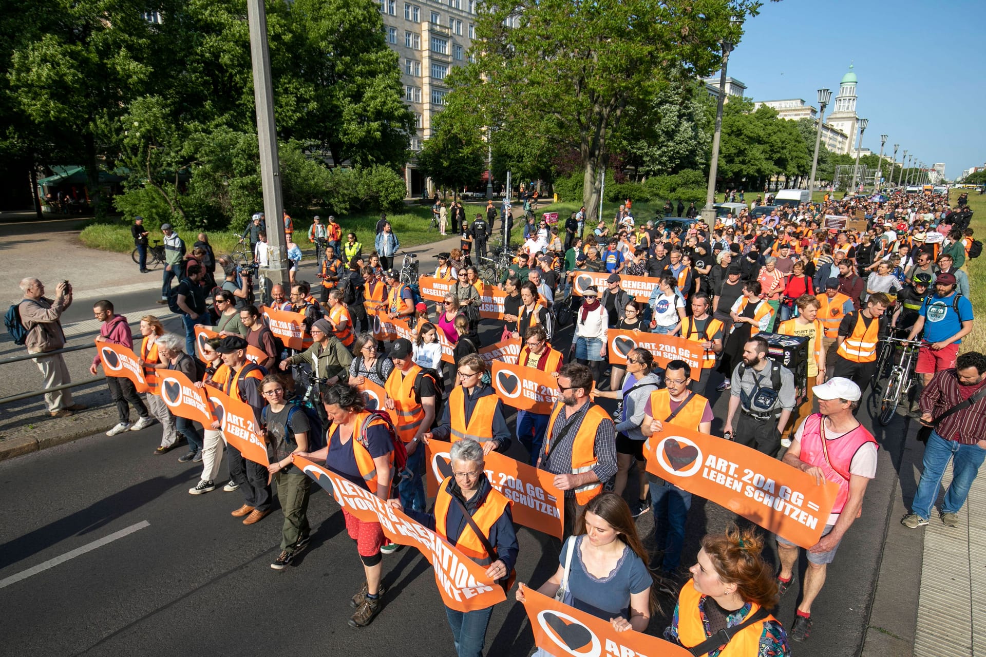 Protestmarsch der "Letzten Generation" (Archivbild): In Braunschweig wollen die Aktivisten auf die Straße gehen.