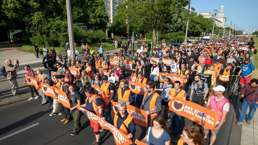 Protestmarsch der "Letzten Generation" (Archivbild): Mehr als 300 Menschen blockierten mit einem "Slow March" den Verkehr.