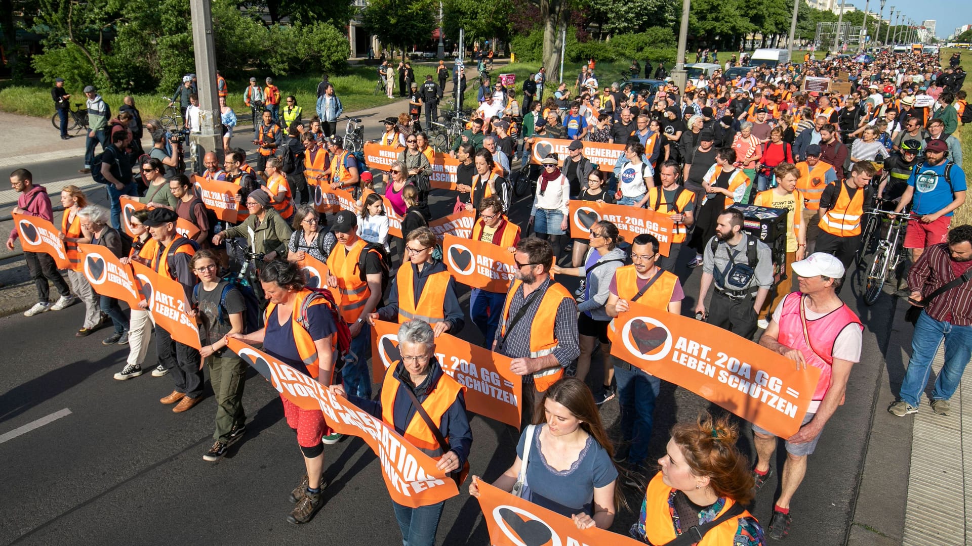 Protestmarsch der "Letzten Generation" (Archivbild): In Braunschweig wollen die Aktivisten auf die Straße gehen.