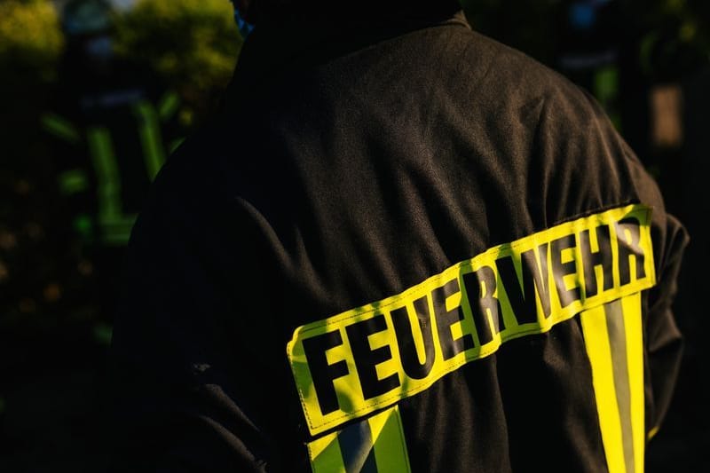 Ein Feuerwehrmann in Schutzkleidung (Symbolbild): In Lemgo hat ein enttäuschter BVB-Fan einen Heckenbrand ausgelöst.