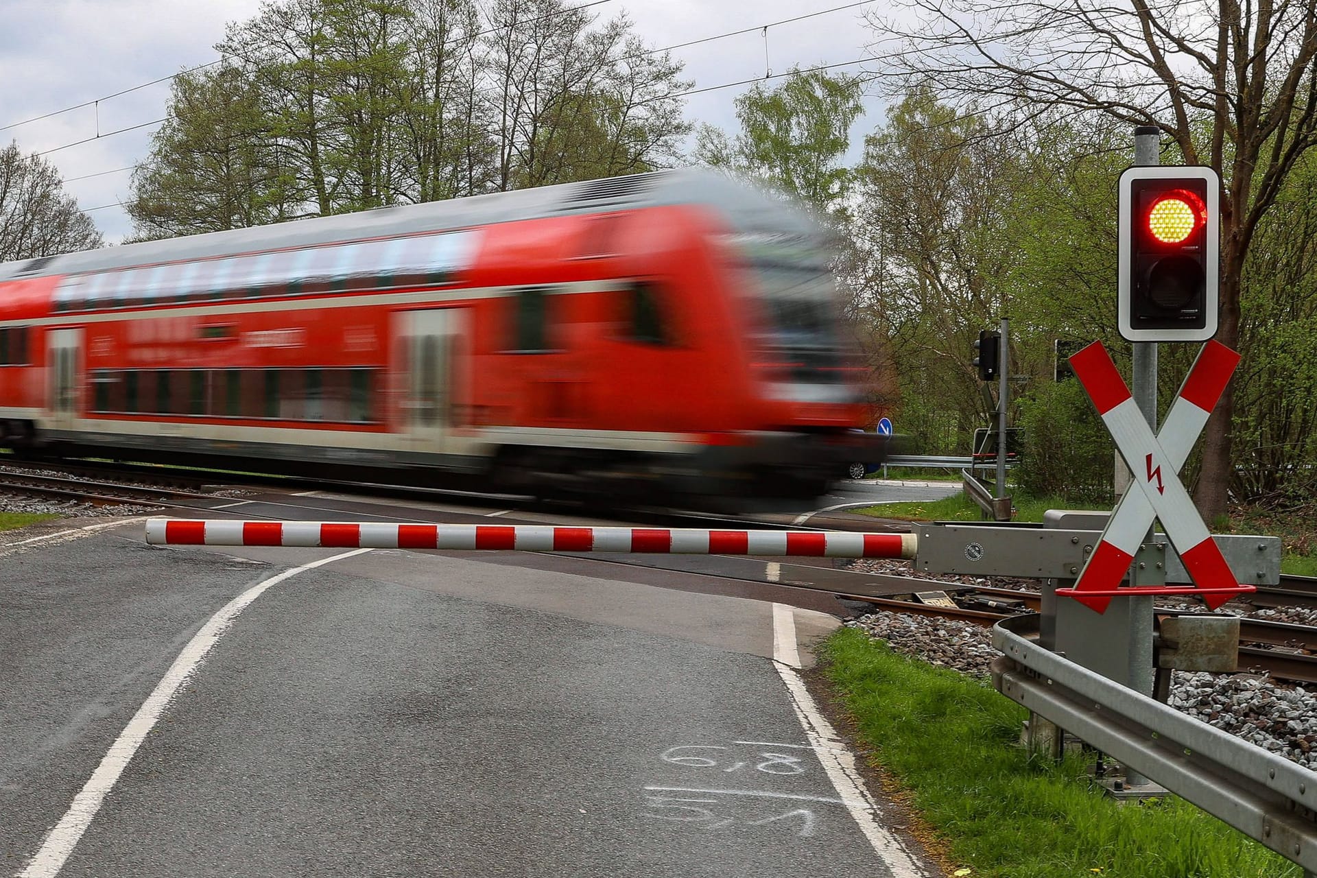 Ein Zug passiert den Bahnübergang (Symbolbild): In Schleswig-Holstein kam es zu Behinderungen.