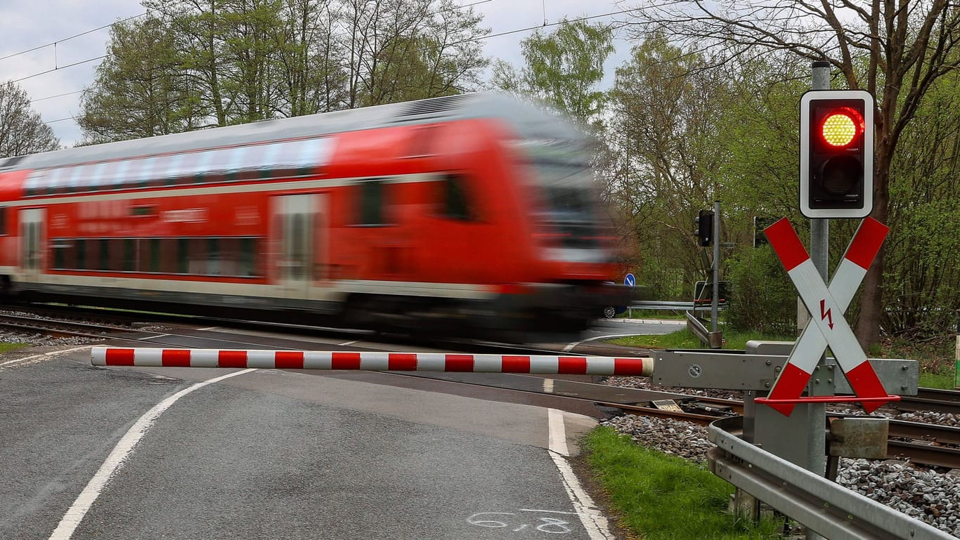 Ein Zug passiert den Bahnübergang (Symbolbild): In Schleswig-Holstein kam es zu Behinderungen.