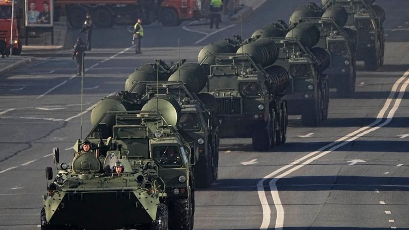 Moskau: Russische S-400-Flugabwehrraketensysteme bewegen sich zur Parade auf den Roten Platz zu.