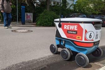 Der autonome Lieferroboter startet bei dem Rewe-Markt in der Hohenluftchaussee.