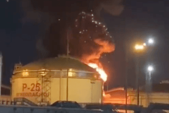 Ein Tank steht in Flammen: Im russischen Krasnodar brennt ein Treibstofflager.