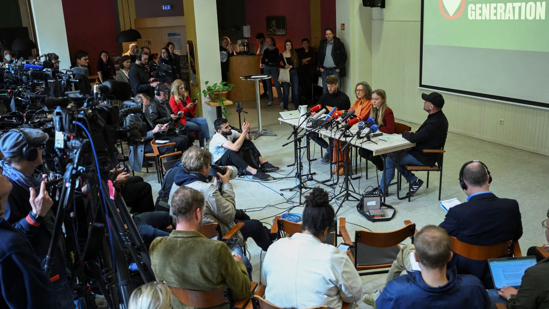 Pressekonferenz der "Letzten Generation": Die Aktivisten haben sich zu der Razzia geäußert.