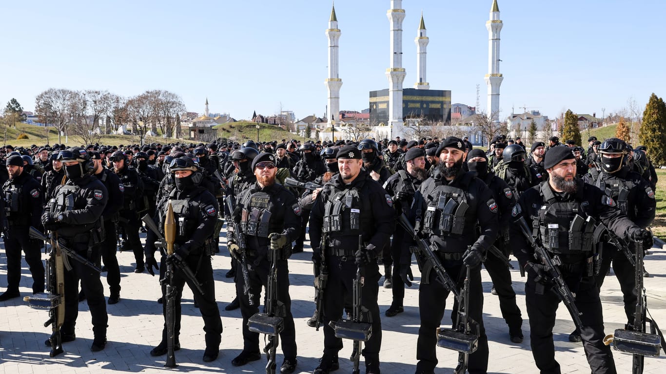 Die Armee von Kadyrow bei einer Parade in der tschetschenischen Hauptstadt Grosny (Archivbild).