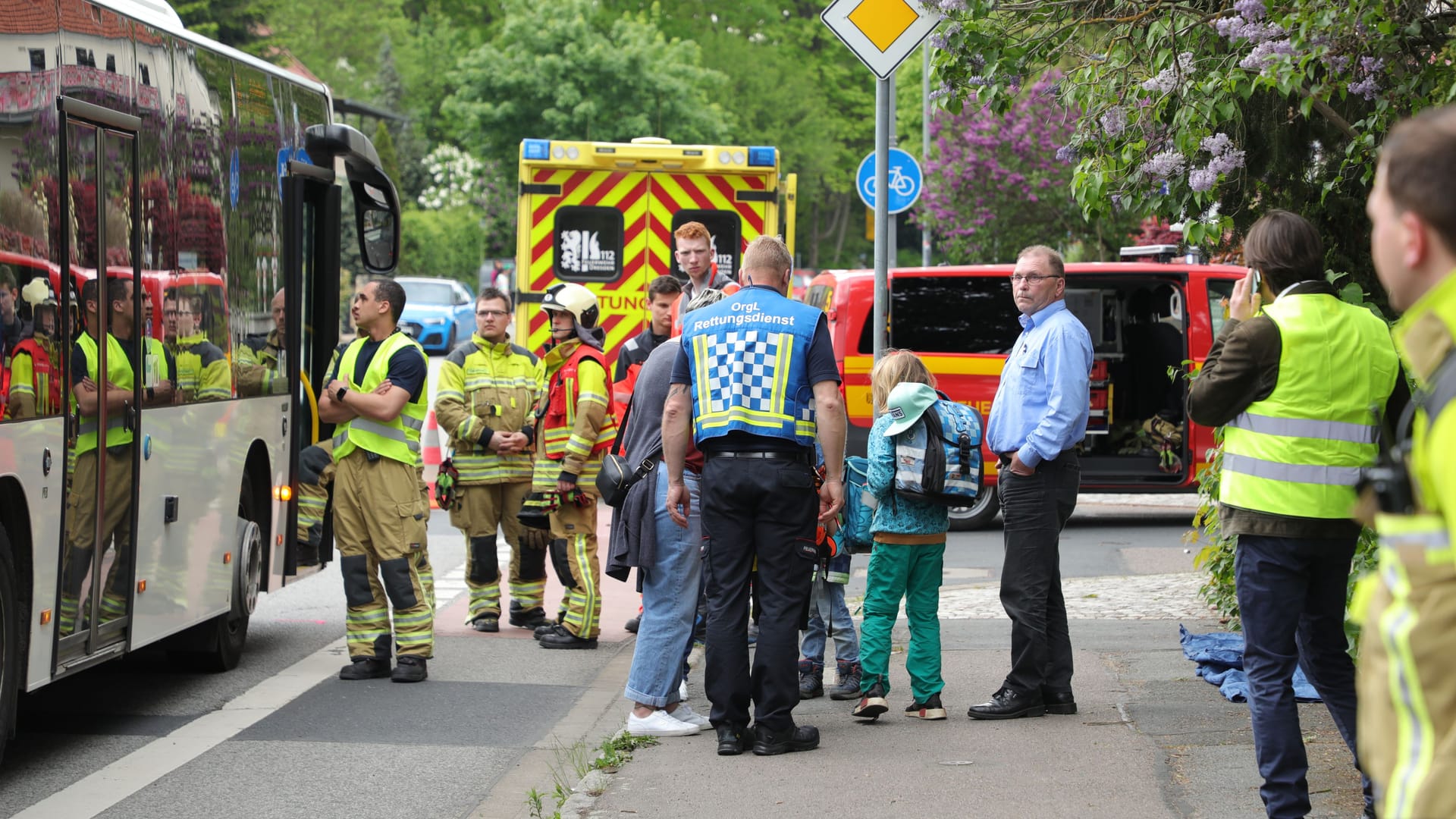 Nach dem Großeinsatz wurden manche Kinder wurden von ihren Eltern abgeholt, andere stiegen in einen Ersatzbus. Nach dem Großeinsatz wurden manche Kinder wurden von ihren Eltern abgeholt, andere stiegen in einen Ersatzbus.