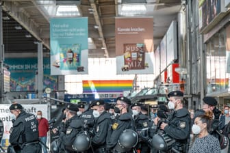 Bundespolizisten am Hauptbahnhof in München (Archivbild): Vier Ordnungshüter verletzten sich am Donnerstag bei einer Festnahme.