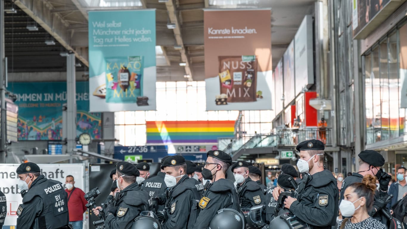 Bundespolizisten am Hauptbahnhof in München (Archivbild): Vier Ordnungshüter verletzten sich am Donnerstag bei einer Festnahme.