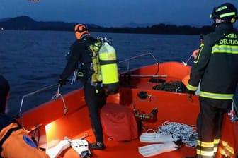 Rettungstaucher suchen nach Schiffbrüchigen auf dem Lago Maggiore: Ein Boot mit Touristen kenterte am Dienstag.