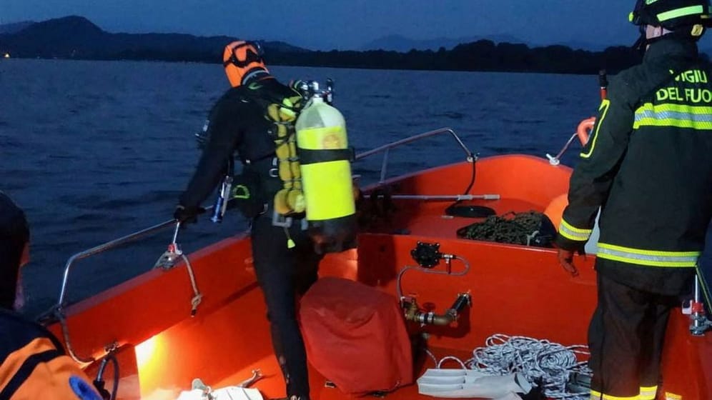 Rettungstaucher suchen nach Schiffbrüchigen auf dem Lago Maggiore: Ein Boot mit Touristen kenterte am Dienstag.