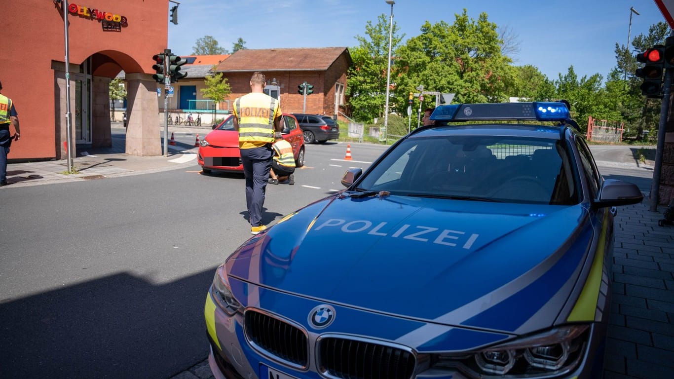 In Zirndorf hat am Dienstagvormittag eine Autofahrerin beim Abbiegen ein Grundschulkind übersehen.
