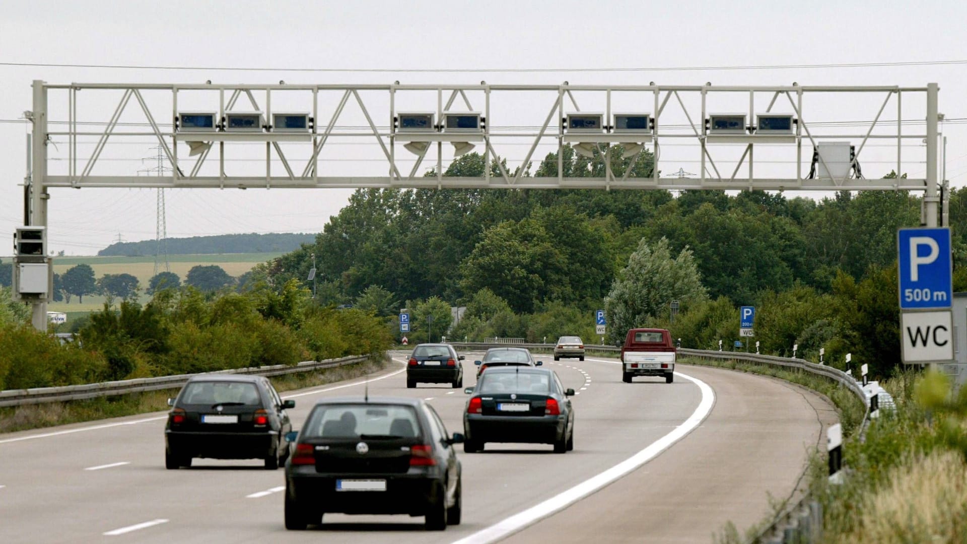 Autobahn 7 (Symbolbild): Hier fuhr ein Mann ohne Fahrerlaubnis mit einem nicht zugelassenen Fahrzeug in Schlangenlinien.